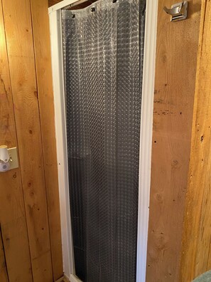 Suihku, hiustenkuivaaja, pyyhkeet, saippua