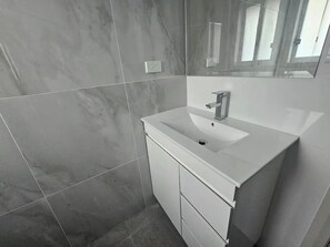 Haartrockner, Handtücher, Seife, Toilettenpapier