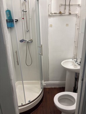 Chambre quadruple Confort, vue sur la baie | Salle de bain