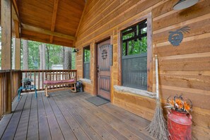 Terrace/patio - Cozy Cabin 3 miles to WPG Slps 4, ATV friendly (Mena)