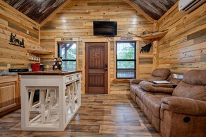 Smart TV - Cozy Cabin 3 miles to WPG Slps 4, ATV friendly (Mena)