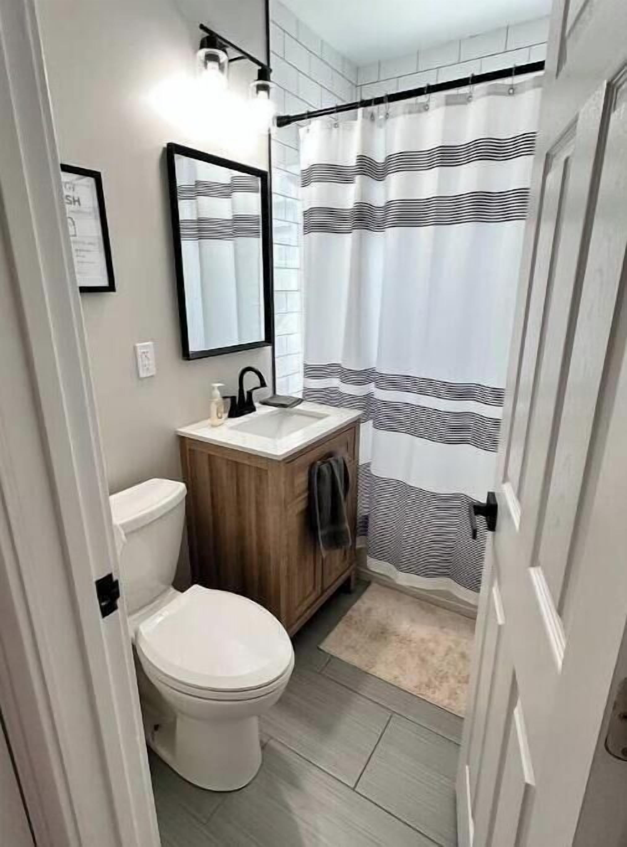 Een douche, een haardroger, handdoeken, zeep