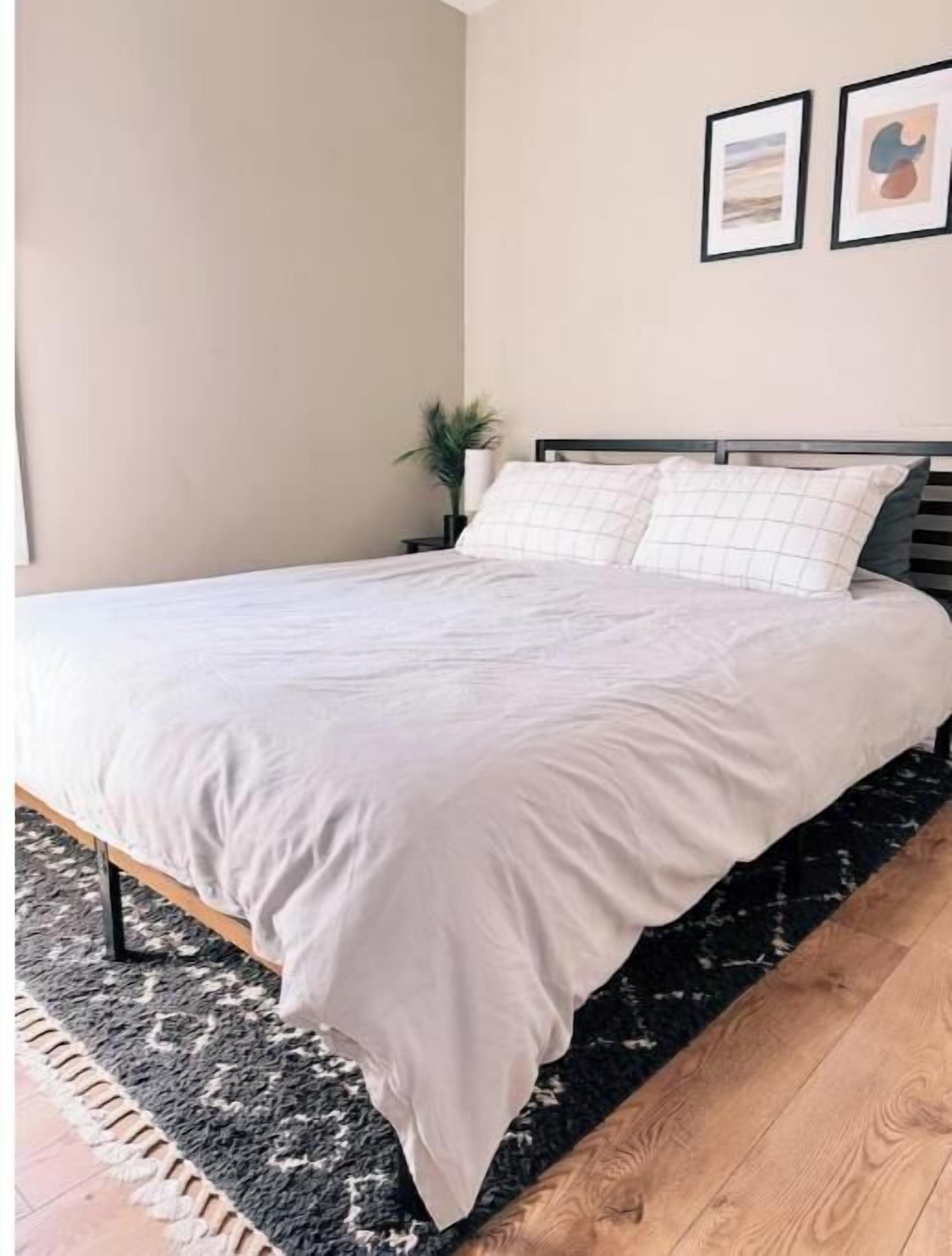 3 quartos, ferros/tábuas de passar roupa, berço de viagem