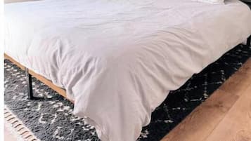 3 quartos, ferros/tábuas de passar roupa, berço de viagem