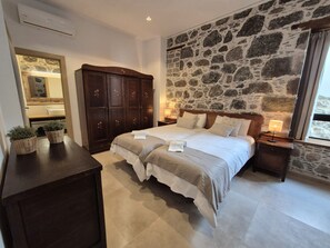 4 habitaciones, tabla de planchar con plancha y cuna de viaje 