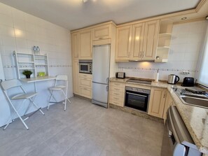 Kühlschrank, Mikrowelle, Ofen, Geschirrspüler