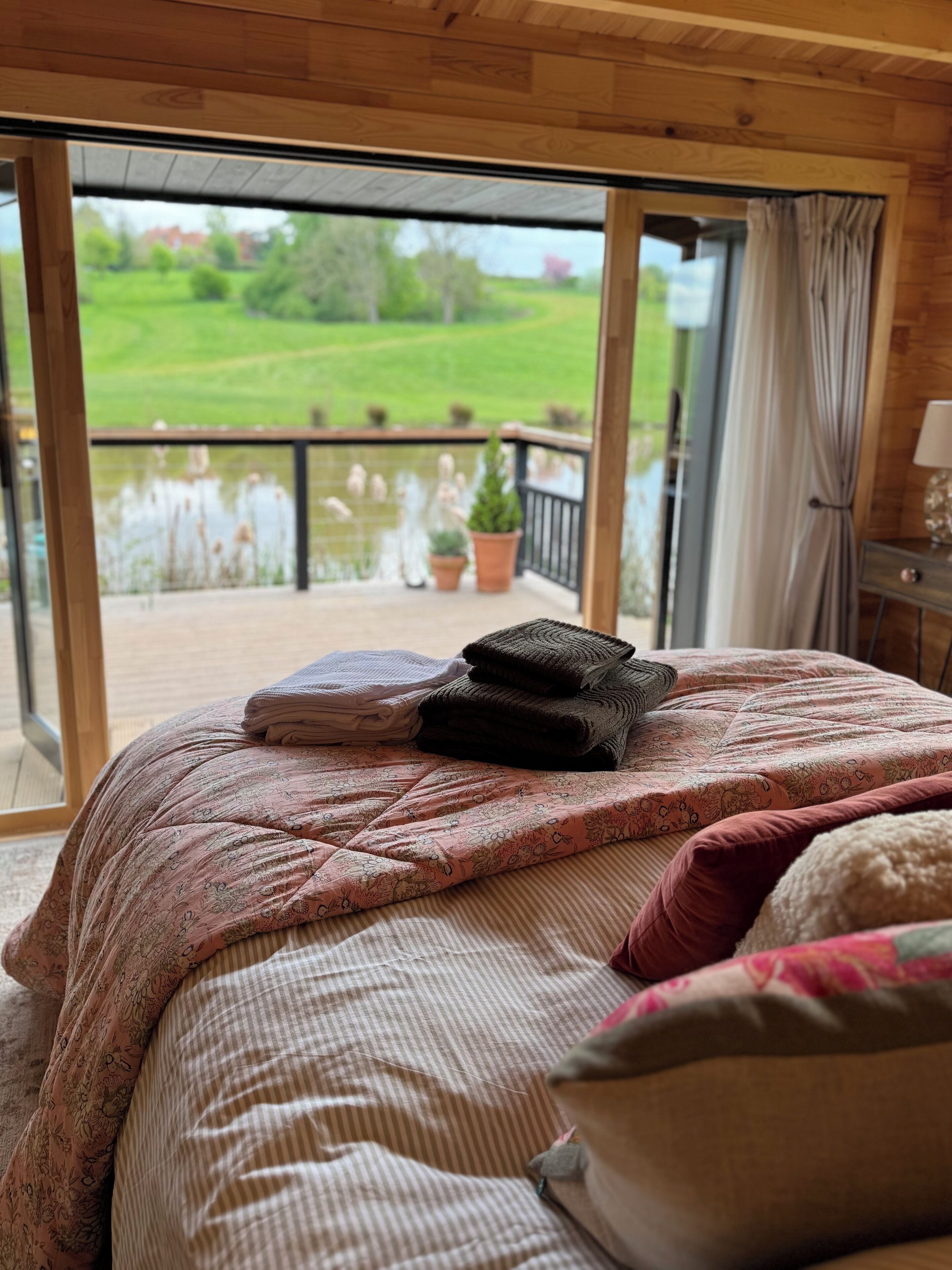 1 bedroom, internet, bed sheets