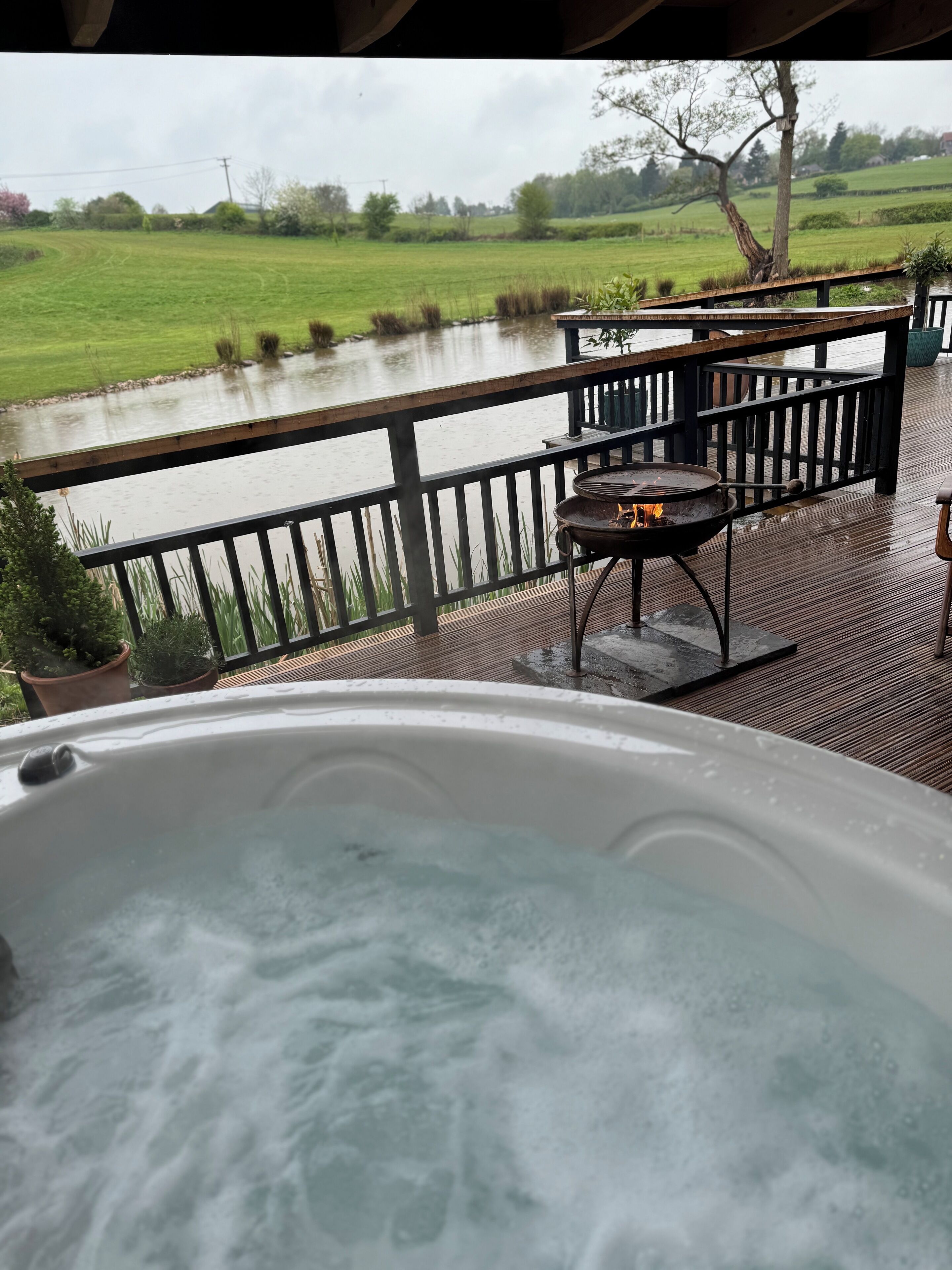 Outdoor spa tub