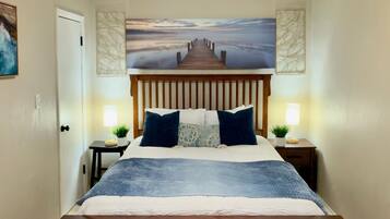 2 habitaciones, escritorio y tabla de planchar con plancha