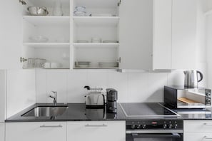 Refrigerador, microondas, horno, placa de cocina