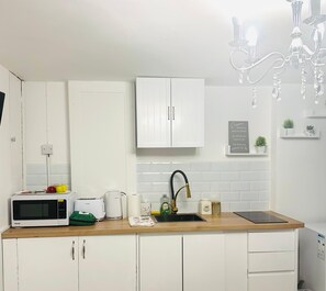 Kjøleskap, mikrobølgeovn, kokeplater og brødrister