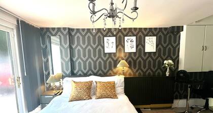Aspen Suite - Cozy Studio Apartment in Greater London