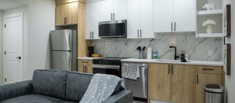 Charming 2-bedroom house in delightful Calgary with WiFi