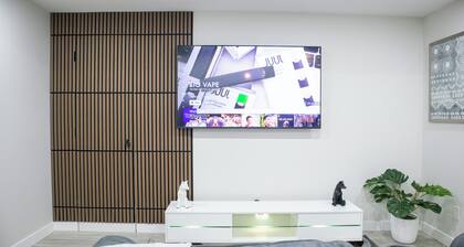 Charming 2-bedroom house in delightful Calgary with WiFi