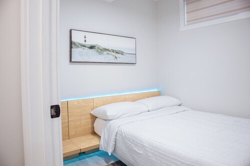 Charming 2-bedroom house in delightful Calgary with WiFi