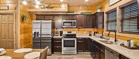 Microondas, horno, lavavajillas y cafetera y tetera