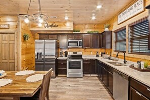 Micro-ondas, fogão, lava-louças, cafeteira/chaleira