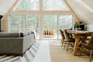 Smart TV, fireplace, books, stereo - Lost River Blackbird A-Frame Cabin: hot tub + wifi (Wardensville)