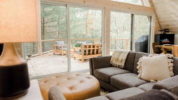 Smart-TV, peis, bøker og stereoanlegg