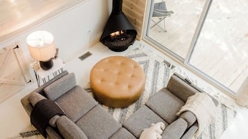 Smart TV, fireplace, books, stereo