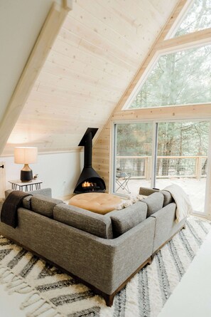 Interior - Lost River Blackbird A-Frame Cabin: hot tub + wifi (Wardensville)