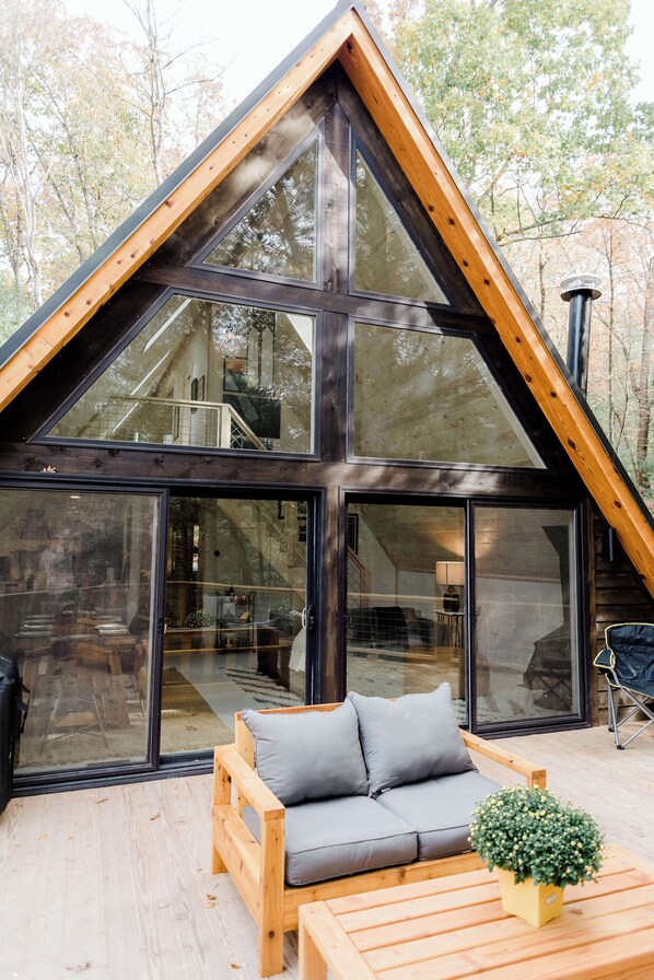 Terrace/patio - Lost River Blackbird A-Frame Cabin: hot tub + wifi (Wardensville)