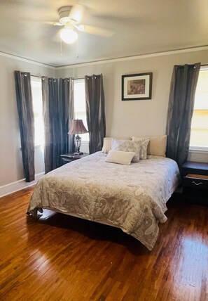 3 habitaciones, tabla de planchar con plancha, wifi y ropa de cama 