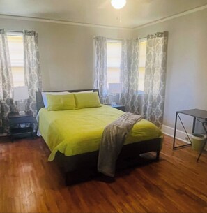 3 bedrooms, iron/ironing board, WiFi, bed sheets - The Farm House on Adams (Sumter)