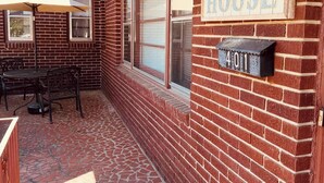 Facciata in mattoni con un cartello che riporta 'Farm House' e una cassetta delle lettere contrassegnata dal numero 401.