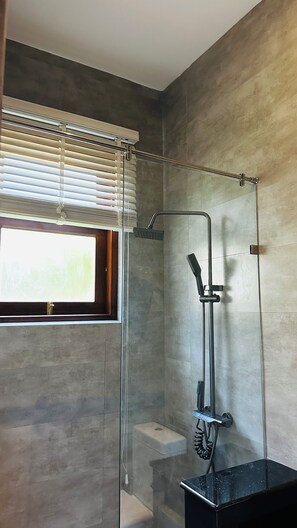 Haartrockner, Bidet, Handtücher, Seife