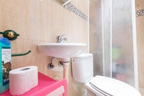 Toallas, jabón, papel de baño 