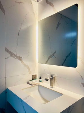 Shower, hair dryer, bidet, towels