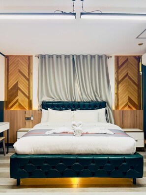 5 bedrooms, iron/ironing board, WiFi, bed sheets