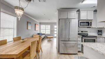 Jääkaappi, uuni, kahvin-/teenkeitin