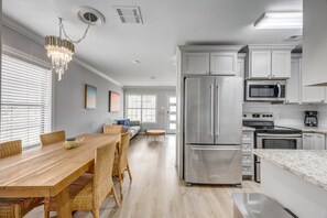 Refrigerador, horno y cafetera y tetera 