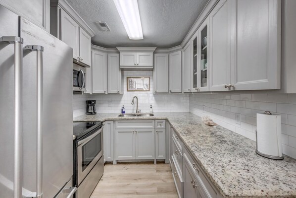 Refrigerador, horno y cafetera y tetera 