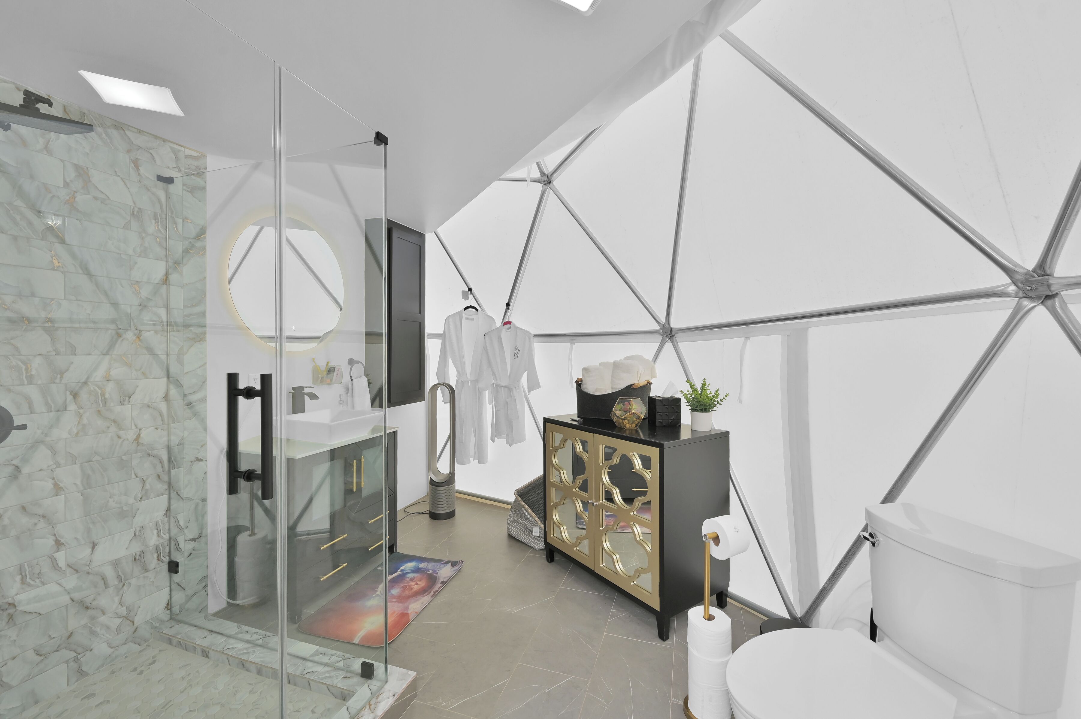 Luxury Cabin, Hot Tub, Lagoon View | Bathroom | Free toiletries, towels, soap, shampoo