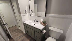 Hair dryer, towels, soap, toilet paper - Sunset Acres
Newly renovated  2 bedroom and 1 bath in Cookeville,TN (Cookeville)