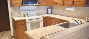 Spacious 3-level retreat w/ fireplace, wet bar, deck, tennis, skiing & golf near