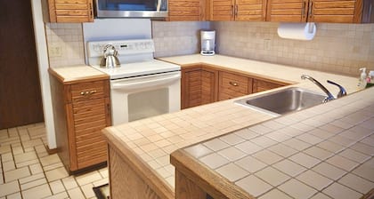 Spacious 3-level retreat w/ fireplace, wet bar, deck, tennis, skiing & golf near
