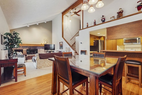 Spacious 3-level retreat w/ fireplace, wet bar, deck, tennis, skiing & golf near