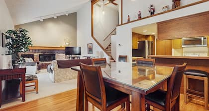 Spacious 3-level retreat w/ fireplace, wet bar, deck, tennis, skiing & golf near