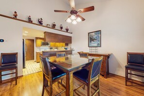 Dining - Spacious 3-level retreat w/ fireplace, wet bar, deck, tennis, skiing & golf near (Harbor Springs)