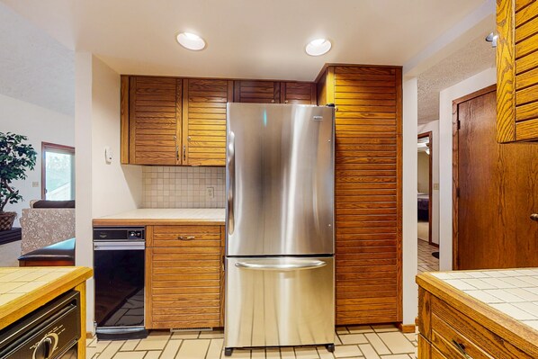 Køleskab, mikrobølgeovn, ovn, kogeplade