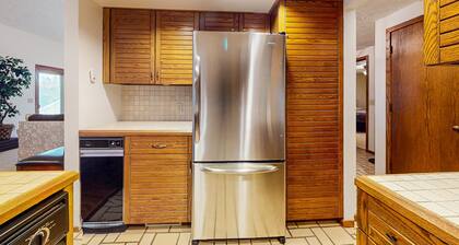 Spacious 3-level retreat w/ fireplace, wet bar, deck, tennis, skiing & golf near