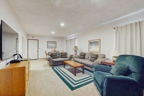 TV, fireplace - Spacious 3-level retreat w/ fireplace, wet bar, deck, tennis, skiing & golf near (Harbor Springs)