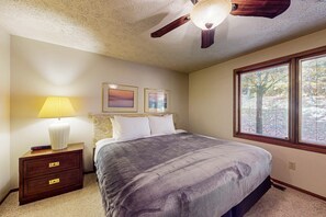 3 bedrooms, iron/ironing board, internet, bed sheets - Spacious 3-level retreat w/ fireplace, wet bar, deck, tennis, skiing & golf near (Harbor Springs)