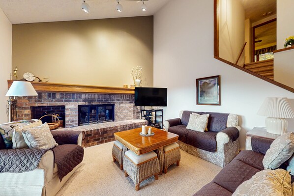 TV, fireplace - Spacious 3-level retreat w/ fireplace, wet bar, deck, tennis, skiing & golf near (Harbor Springs)