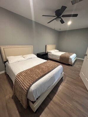 3 bedrooms, iron/ironing board, free WiFi - Desert Oasis w/ Heated Pool, Fire Pit & Family Fun (Odessa)