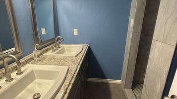 Chuveiro, secador de cabelo, toalhas de banho, sabonete